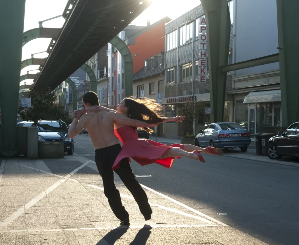 Fabien Prioville et Azusa Seyama dans PINA, film de Wim Wenders, 2011 - Photo Cinéart.