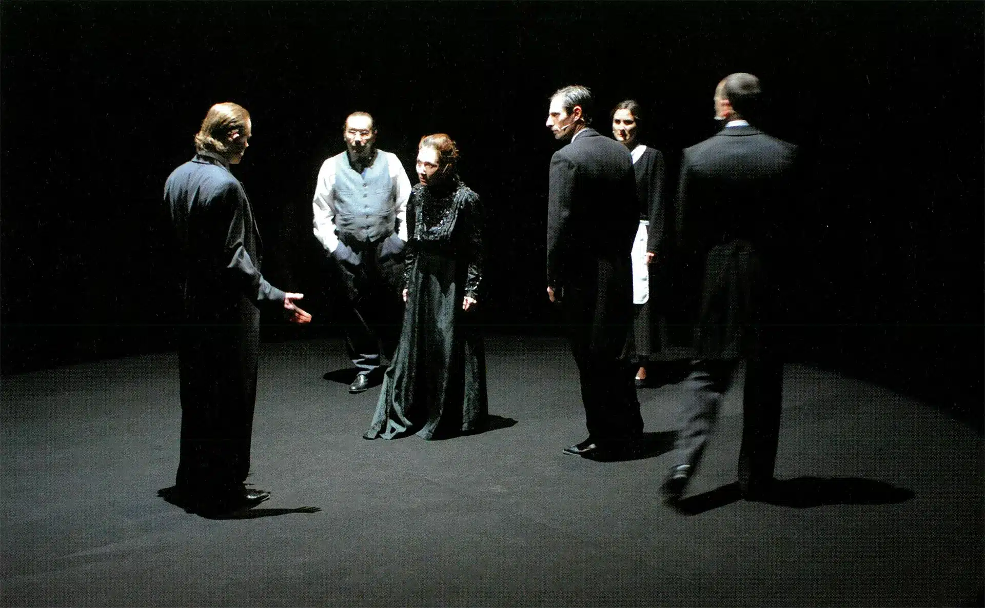 Jacob Ahrend, Serge Larivière, Saadia Bentaïeb, Dominique Tack, Ruth Olaizola, et Frédéric Laurent dans Cercles/fictions, textes et mise en scène Joël Pommerat, Théâtre National, Bruxelles, 2010. Photo Elisabeth Carecchio.