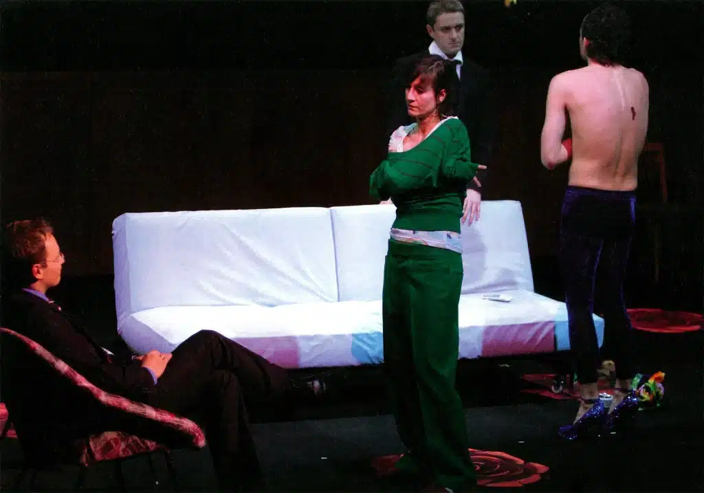 Maciej Stuhr Maja Ostaszewska, Jacek Poniedziatek et Tomasz Tyndyk dans Angels in America d'après Tony Kushner. Teatr Rozmaitości, Varsovie, 2007. Photo Stefan Okołowicz.