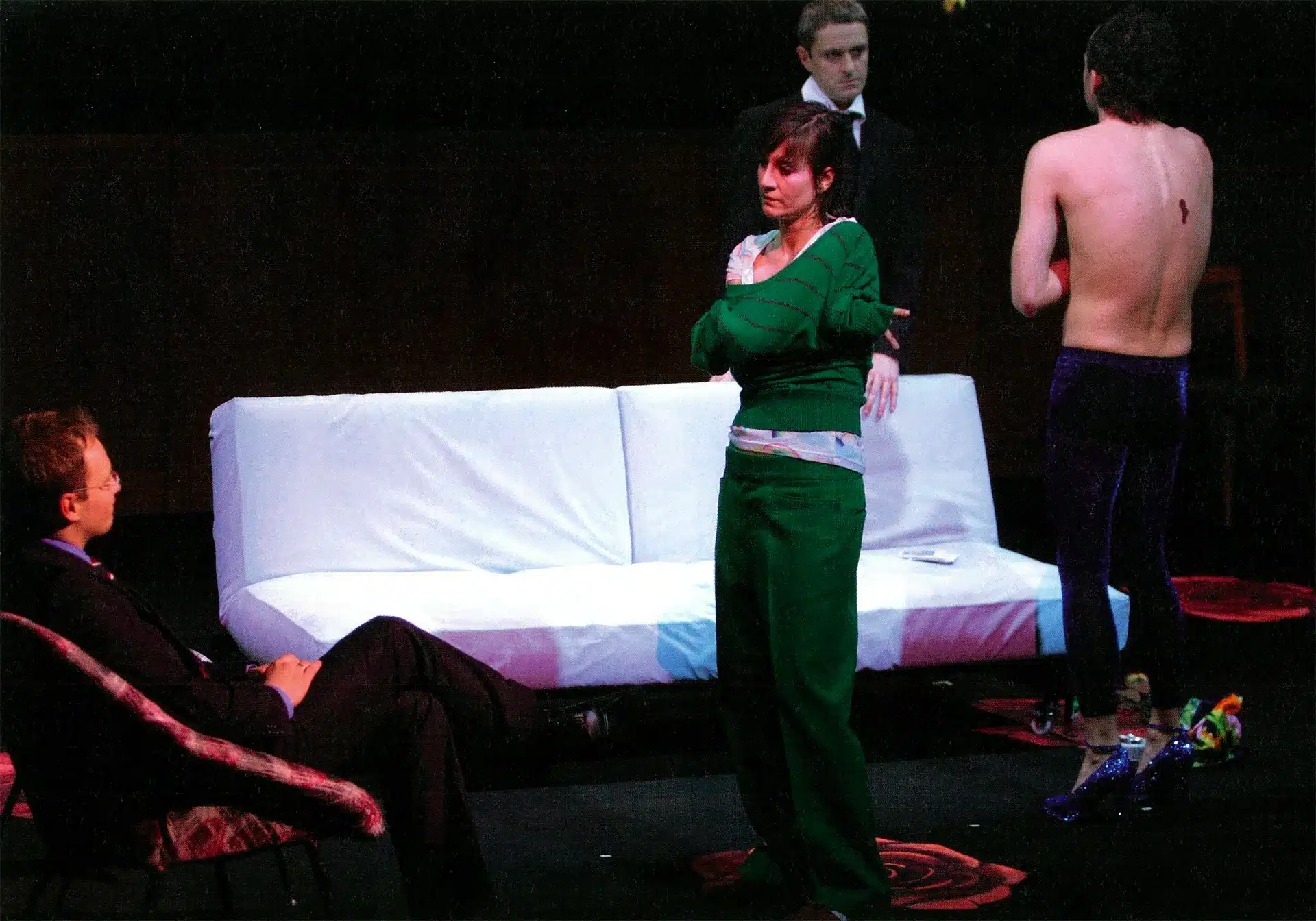 Maciej Stuhr Maja Ostaszewska, Jacek Poniedziatek et Tomasz Tyndyk dans Angels in America d'après Tony Kushner. Teatr Rozmaitości, Varsovie, 2007. Photo Stefan Okołowicz.