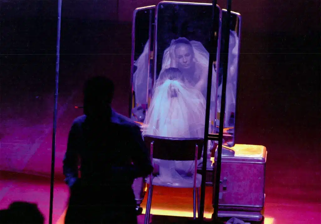 Jacek Poniedziatek et Magdalena Cielecka dans Le Dibbouk d'après Sholem An-Ski et Hanna Krall. Teatr Rozmaitości, 2006. Photo Stefan Okołowicz. 
