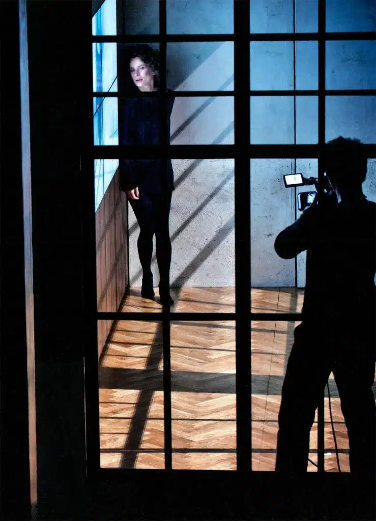 Magdalena Cielecka et Łukasz Jóźków (caméraman et régisseur de plateau) dans La Fin d'après Franz Kafka, Bernard-Marie Koltès, J. M. Coetzee. Nowy Teatr, Varsovie, 2010. Photo Magda Hueckel. 