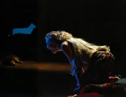 Magdalena Popławska dans Contes africains d'après Shakespeare. Nowy Teatr, Varsovie, Théâtre de La Place, Liège, 2011. Photo de répétition Marie-Françoise Plissard.
