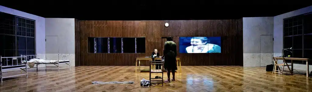 Marek Kalita et Ewa Datkowska dans La Fin d'après Franz Kafka, Bernard-Marie Koltès, J. M. Coetzee.
Nowy Teatr, Varsovie, Théâtre de la Place, Liège, 2010. Photo Magda Hueckel.