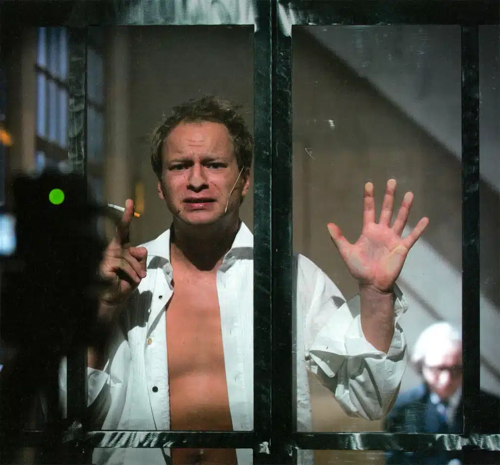 Maciej Stuhr dans La Fin d'après Franz Kafka, Bernard-Marie Koltès, J. M. Coetzee. Nowy Teatr, Varsovie, 2010. Photo Magda Hueckel.