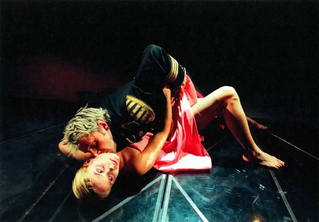 Jacek Poniedziatłek et Magdalena Cielecka dans Hamlet de William Shakespeare. Teatr Rozmaitości, Varsovie, 1999. Photo Stefan Okotowicz.