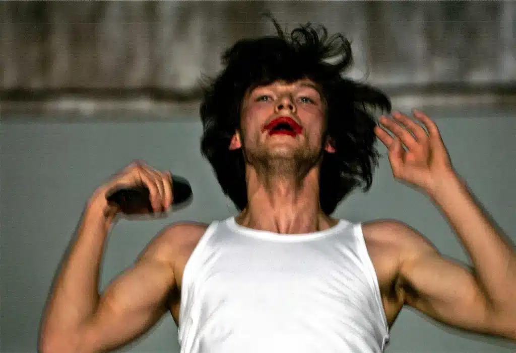 Mateusz Kościukiewicz dans La Fin d'après Franz Kafka, Bernard-Marie Koltès, J. M. Coetzee. Nowy Teatr, Varsovie, 2010. Photo Magda Hueckel.