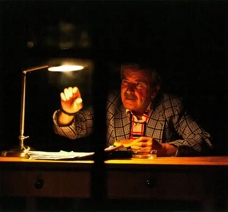 Zygmunt Malanowicz dans Fin d'après Franz Kafka, Bernard-Marie Koltès, J. M. Coetzee. Nowy Teatr, Varsovie, 2010. Photo Magda Hueckel.