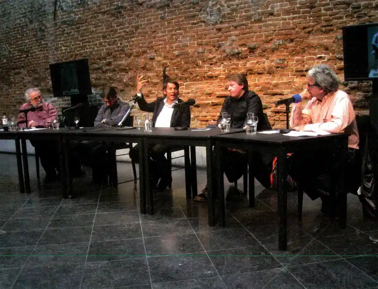 Georges Banu, Felix Alexa Krzysztof Warlikowski, Anton Kouznetsov et Jean-Pierre Thibaudat à la Bellone, Bruxelles, le 4 mai 2011. Photo Théâtre de la Place, Liège.