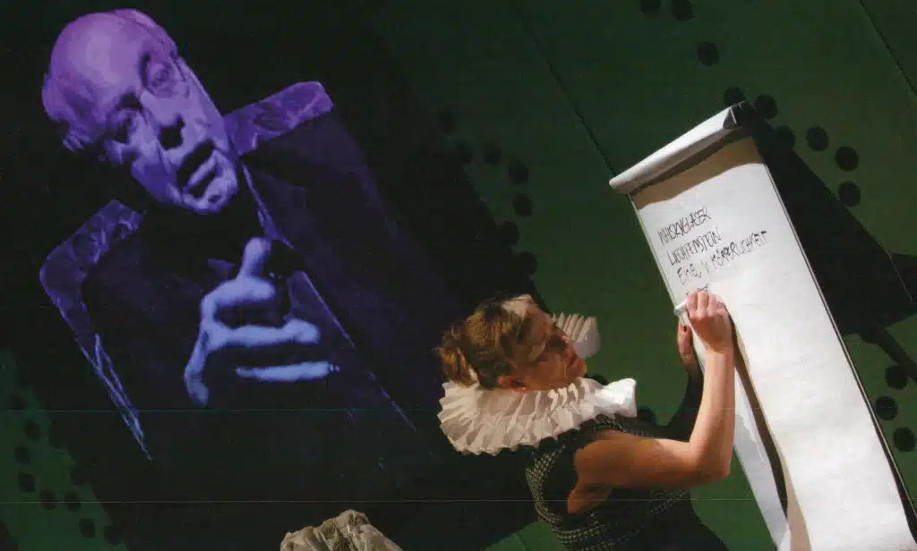 Lisa Lucassen et projection vidéo de Joachim Bark dans TESTAMENT de She She Pop, Hebbel am Ufer, Berlin, février 2010. Photo Doro Tuch. 