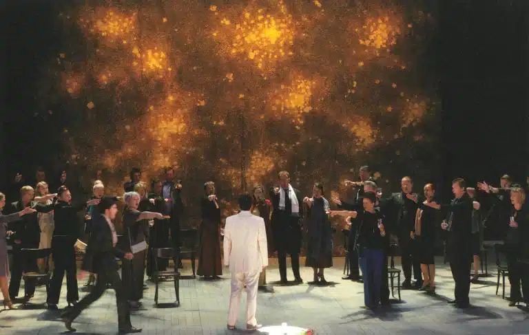 Charles Castronovo (de dos) dans LA TRAVIATA de Giuseppe Verdi, mise en scène Jean-François Sivadier, direction musicale Louis Langrée, Festival d’Aix-en-Provence, juillet 2011. Photo Pascal Victor.