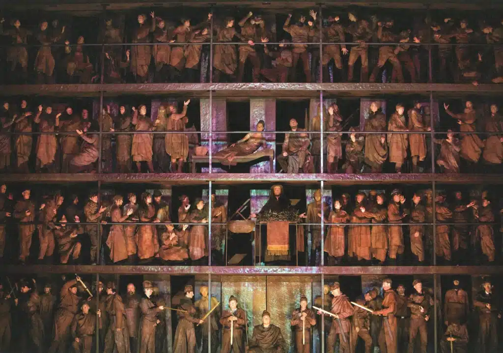 Le chœur: Kinga Borowska, Nathalie Van de Voorde, John Manning, Alain- Pierre Wingelinckx, Brian Aarons, Marcel Schmitz, Pascal Macou, René Laryea dans ŒDIPE de George Enescu sur un livret de Fleg Edmond, direction musicale Leo Hussain, mise en scène Alex Ollé (La Fura dels Baus), La Monnaie (Bruxelles), octobre 2011. Photo Bernd Ublig, La Monnaie — Bruxelles. 