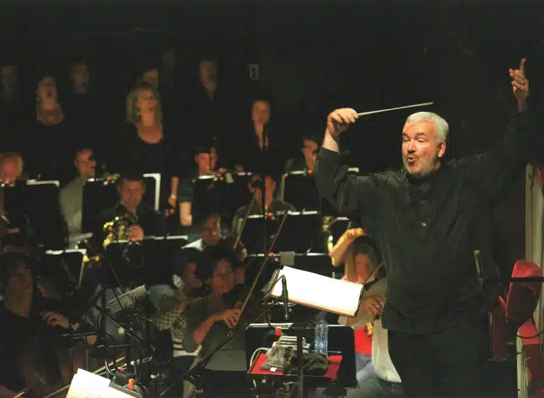 Marc Minkowski dirigeant l'Orchestre symphonique de La Monnaie dans IL TROVATORE de Giuseppe Verdi, mise en scène Dmitri Tcherniakov, La Monnaie (Bruxelles), juin 2012. Photo Bernard Coutant.