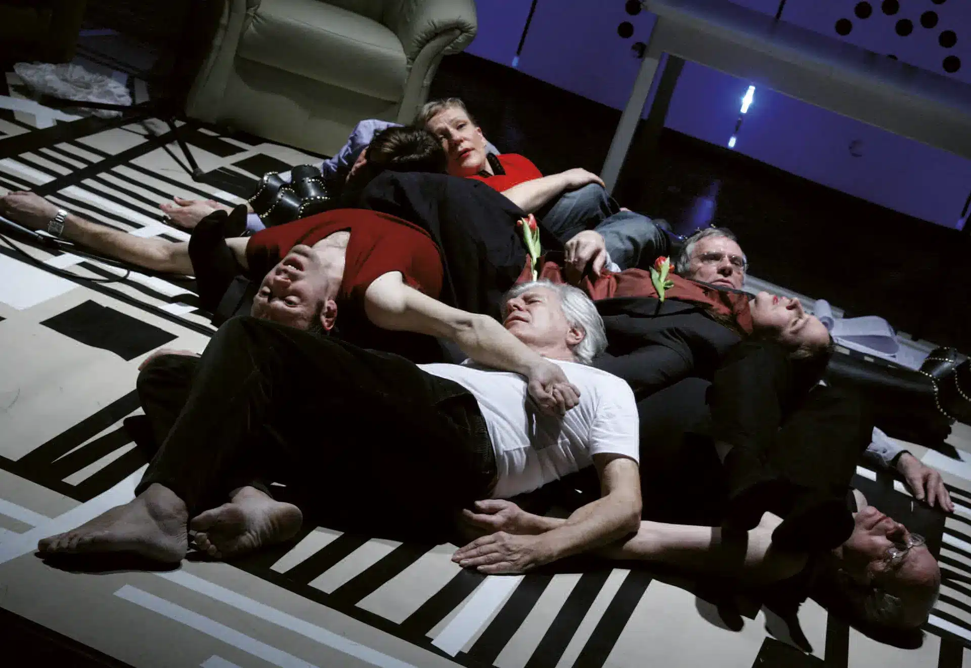 Sebastian etJoachim Bark, Fanni et Peter Halmburger, Lisa Lucassen, Ilia et Theo Papatheodorou dans TESTAMENT de She She Pop, Hebbel am Ufer, Berlin, février 2010. Photo Doro Tuch.