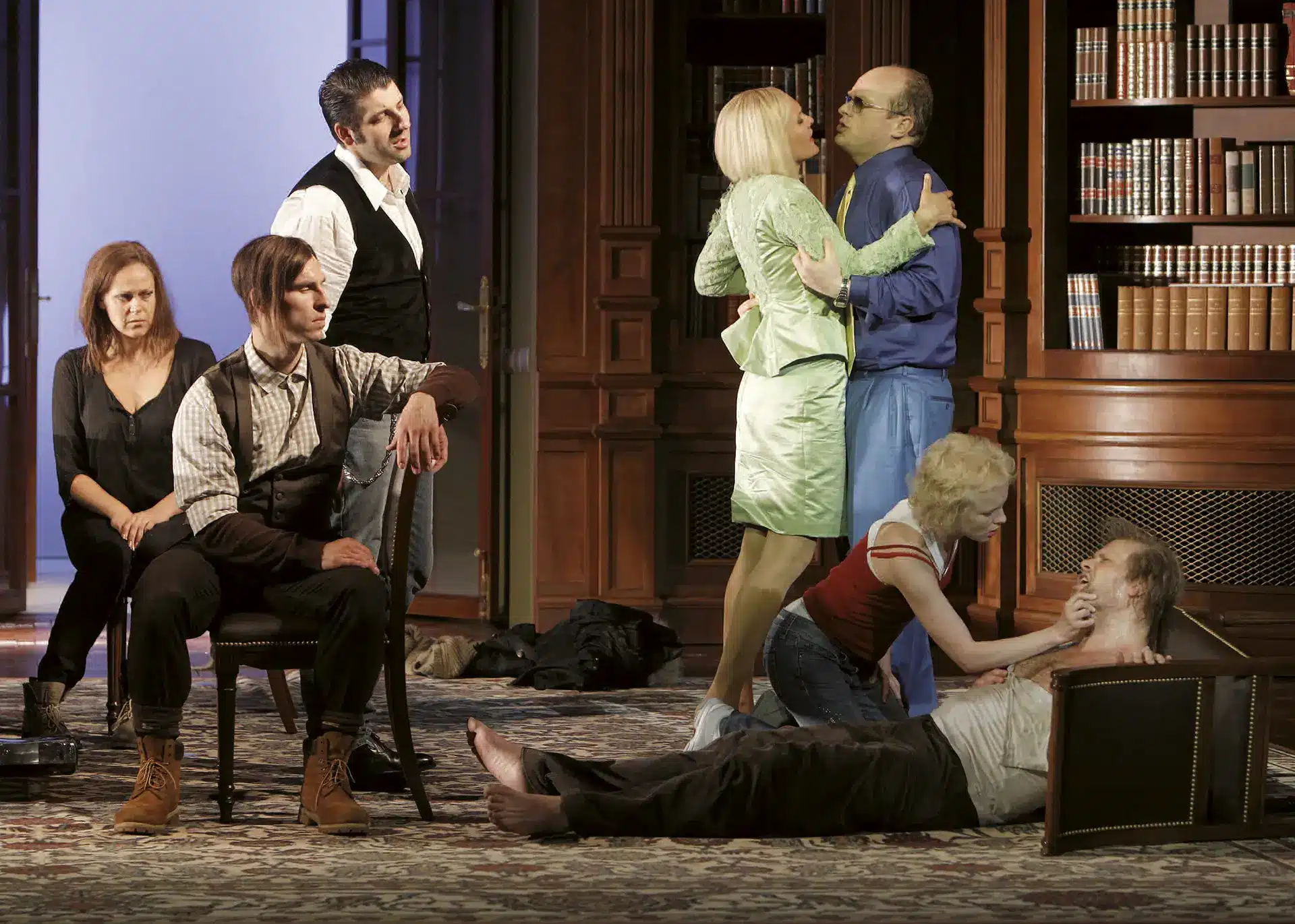 Kristine Opolais, Kyle Ketelsen, David Bizic, Maïrlis Petersen, Colin Balzer, Kerstin Avemo et Bo Skovhus dans Don GIOVANNI de W. A. Mozart, mise en scène Dimitri Tcherniakov, direction musicale Louis Langrée et Andreas Spering, Festival d’Aix-en-Provence, 2010. Photo Pascal Victor.