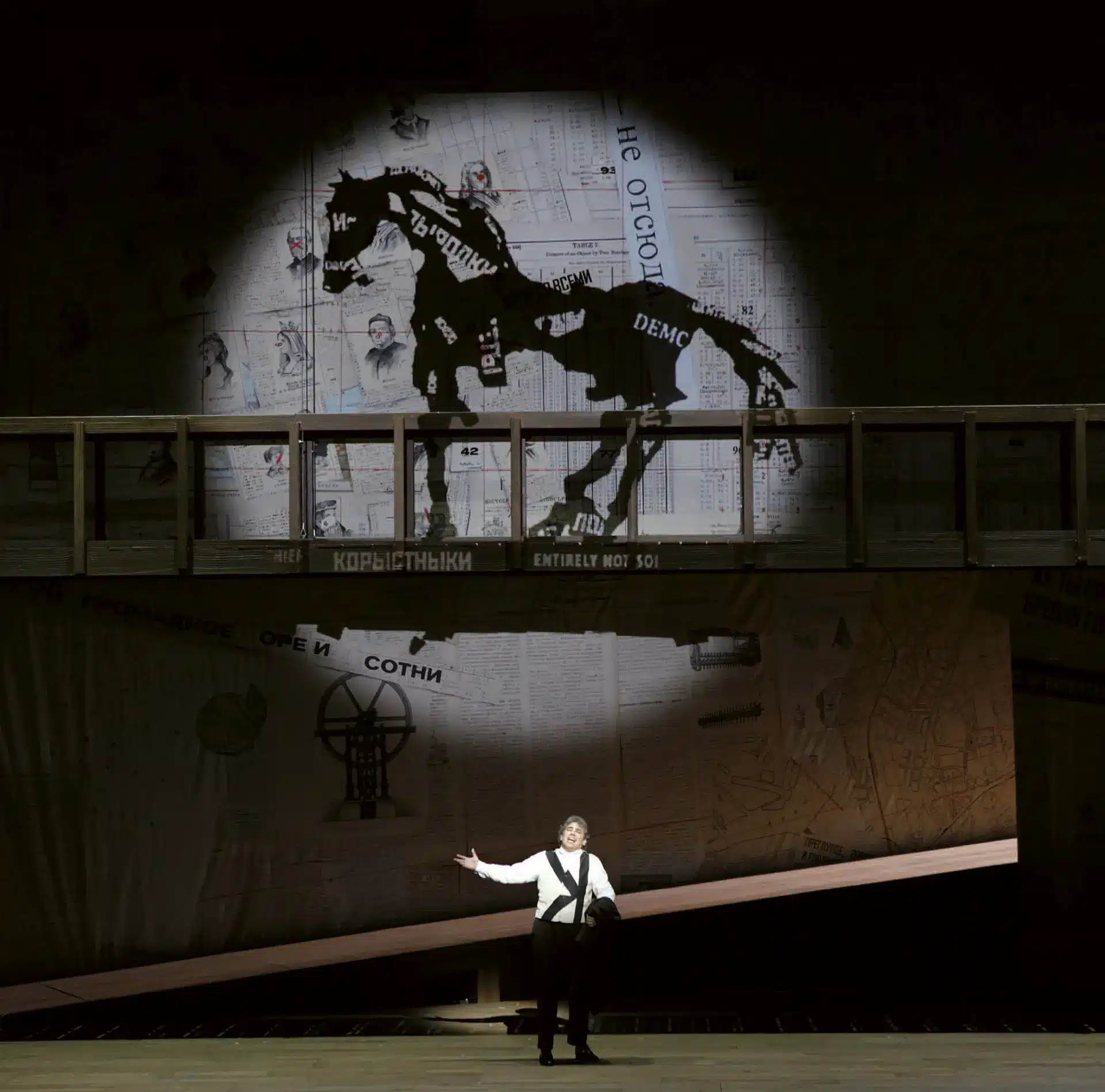 Vladimir Samsonov dans LE NEZ de Dimitri Chostakovitch, mise en scène William Kentridge, direction musicale Kazushi Ono, Festival d’Aix-en-Provence, juillet 2011. Photo Pascal Victor.