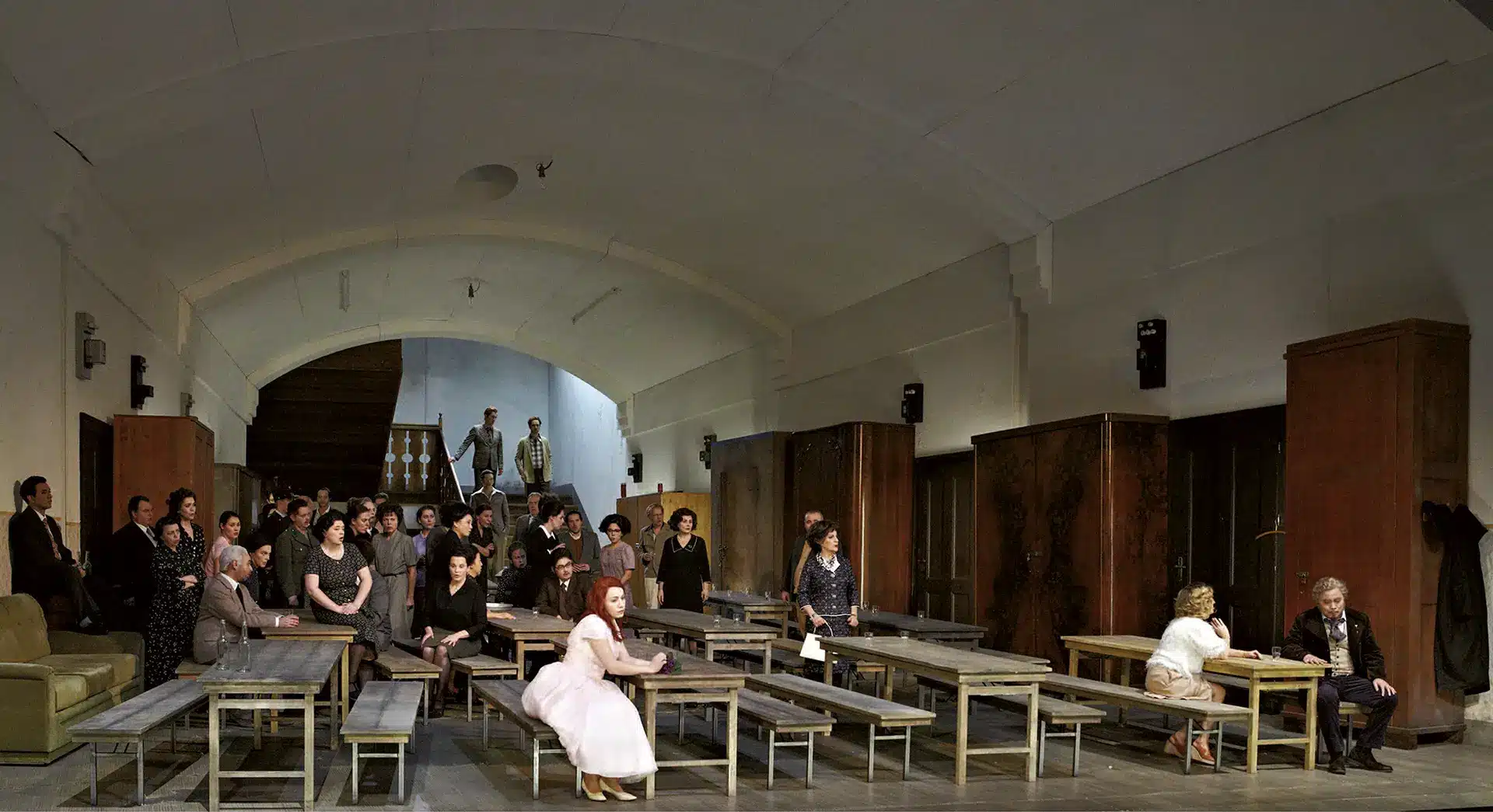 Ana Durlovski, Helene Schneiderman, Catriona Smith et Liang Li dans DIE NACHTWANDLERIN (La Sonnanbula) de Vincenzo Bellini, mise en scène Sergio Morabito, direction musicale Gabriele Ferro, Oper Stuttgart, janvier 2012. Photo À. T. Schaefer.