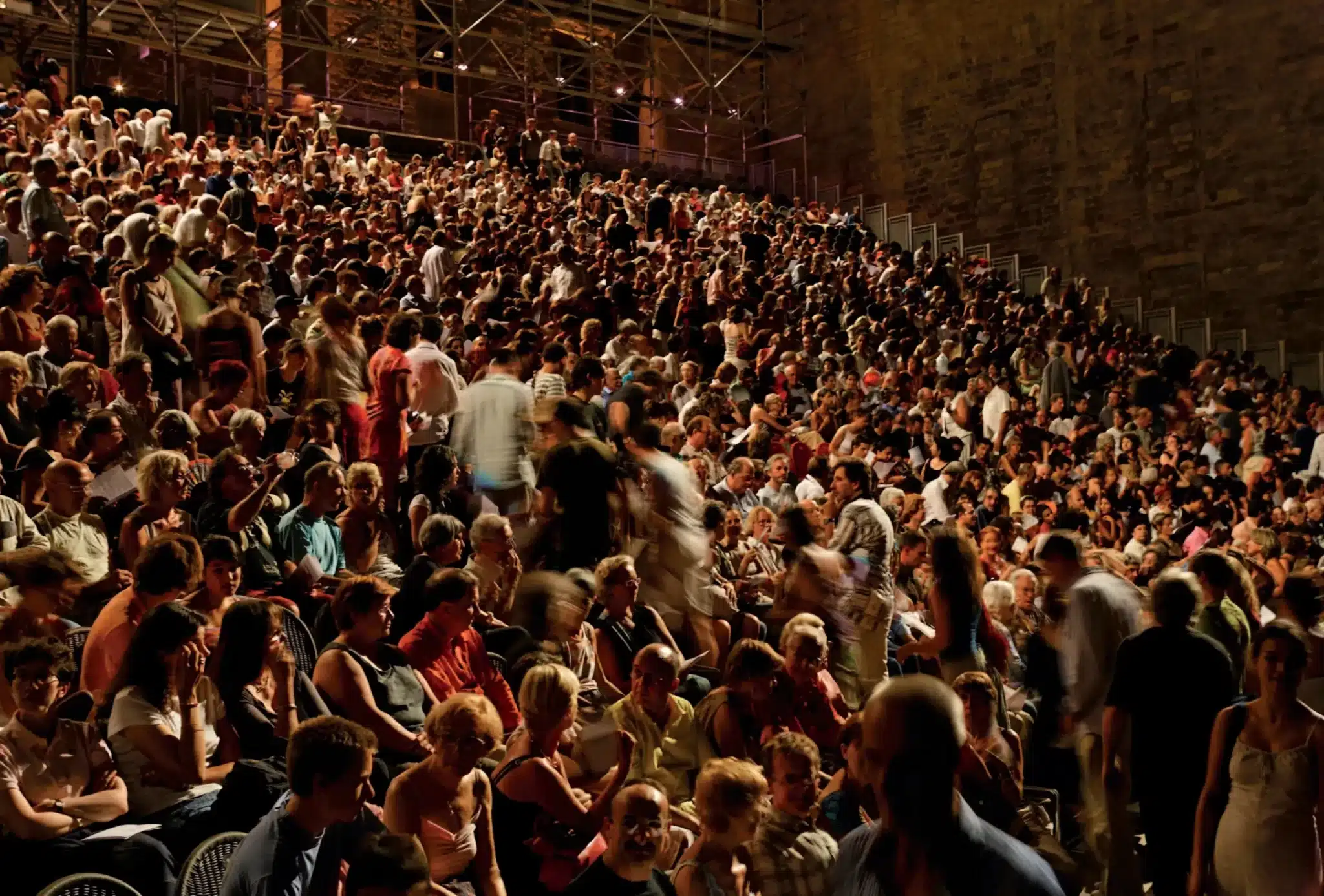 Quatre heures du matin, entrée du public dans la Cour d’honneur du Palais des papes pour CESENA d’Anne Teresa de Keersmaeker / Rosas, Festival d’Avignon 2011. Photo Christophe Raynaud de Lage.