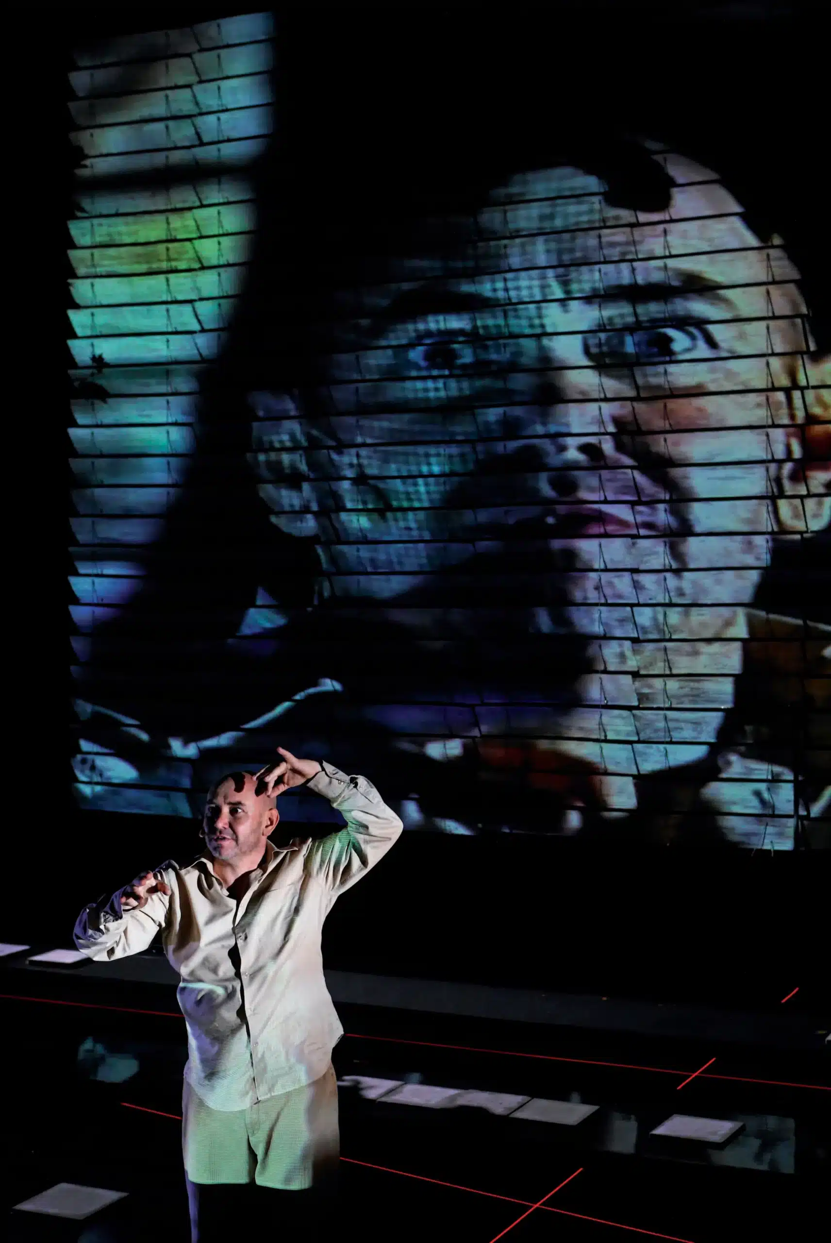 Dirk Roofthooft dans ROUGE DÉCANTÉ de Jeroen Brouwers, adaptation de Guy Cassiers, Dirk Roofthooft et Corien Baart, mise en scène Guy Cassiers / Toncelshuis, Festival d'Avignon 2006. Photo Christophe Raymand de Lage.