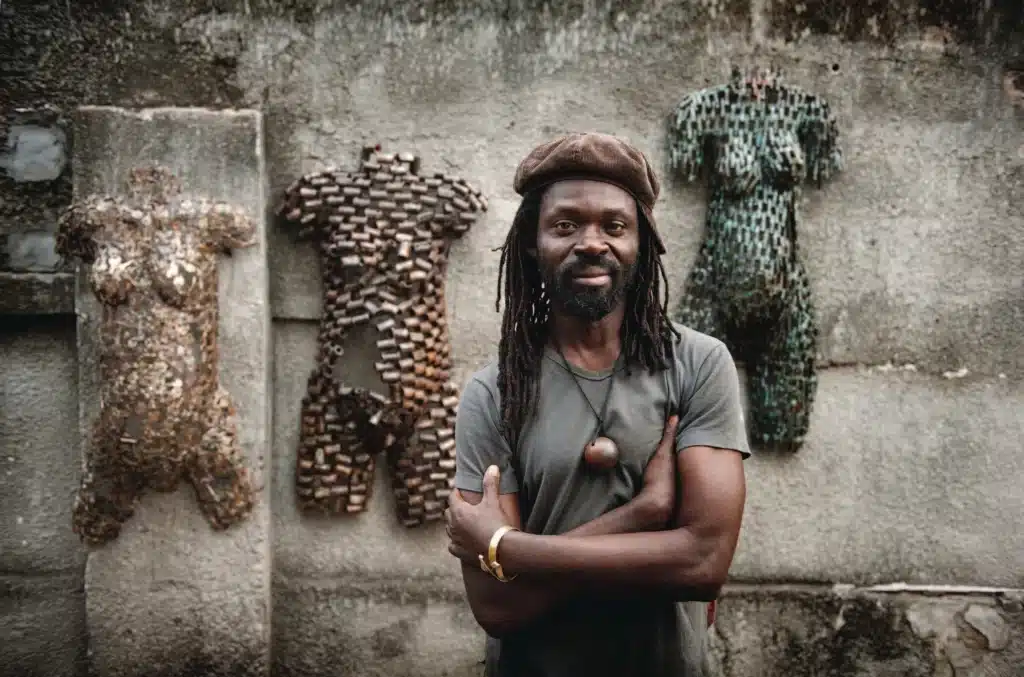 Freddy Tsimba dans son atelier. Photo Éric De Mildt.