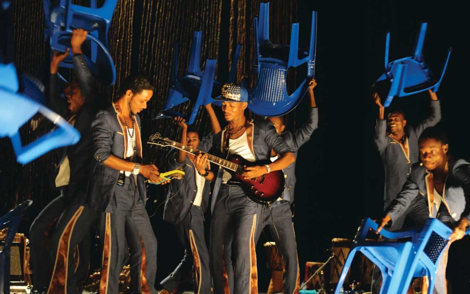 Cé-drick Buya, Jean-Marie Matoko, Rodriguez Vangama, Bouton Kalanda, Silva Makengo et Tister Ikomo dans Coup fatal au KVS, mai 2014. Photo Chris Van der Burght.