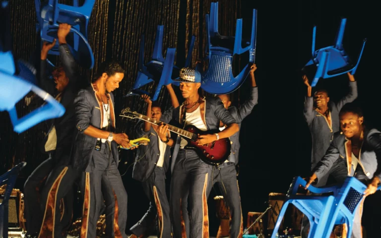 Cé-drick Buya, Jean-Marie Matoko, Rodriguez Vangama, Bouton Kalanda, Silva Makengo et Tister Ikomo dans Coup fatal au KVS, mai 2014. Photo Chris Van der Burght.