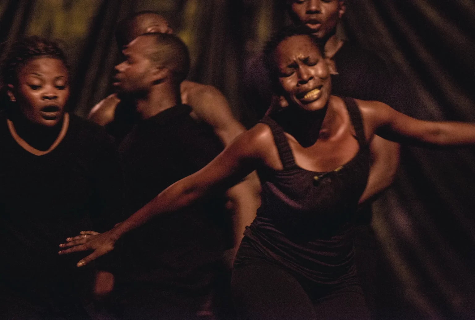 De gauche à droite Veronique Aka Kwadeba, Papy Ebotani, Rosette Lemba, derrière Pasnas Mafutala et Pasco Losanganya dans Drums & digging, chorégraphie de Faustin Linyekula, Connexion Kin 2013. Photo Éric De Mildt.