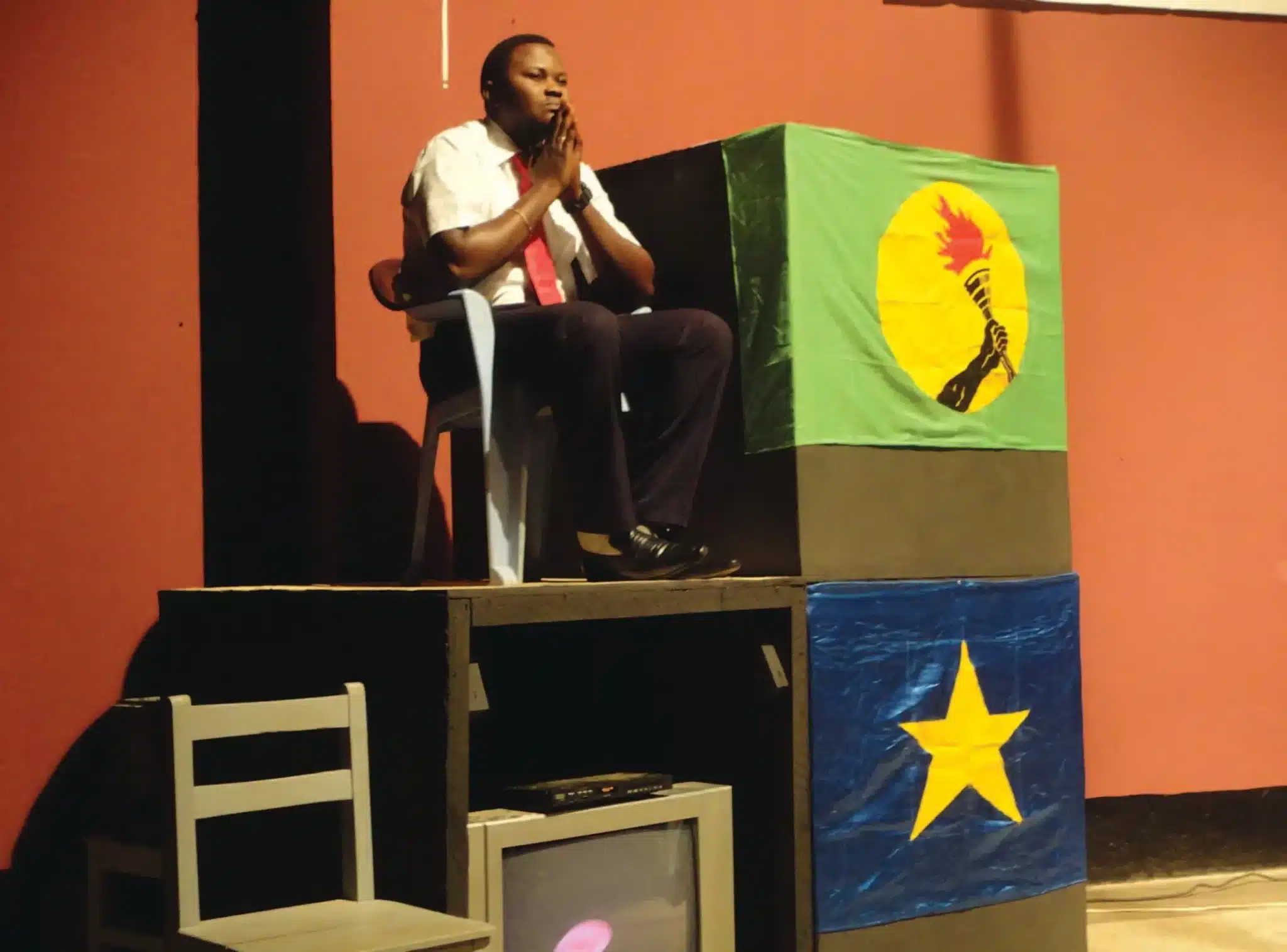 Papy Mbwiti dans Et si on te disait indépendant de Marie-Louise Bibish Mumbu et Papy Mbwiti, Lubumbashi, 2010. Photo D. R.
