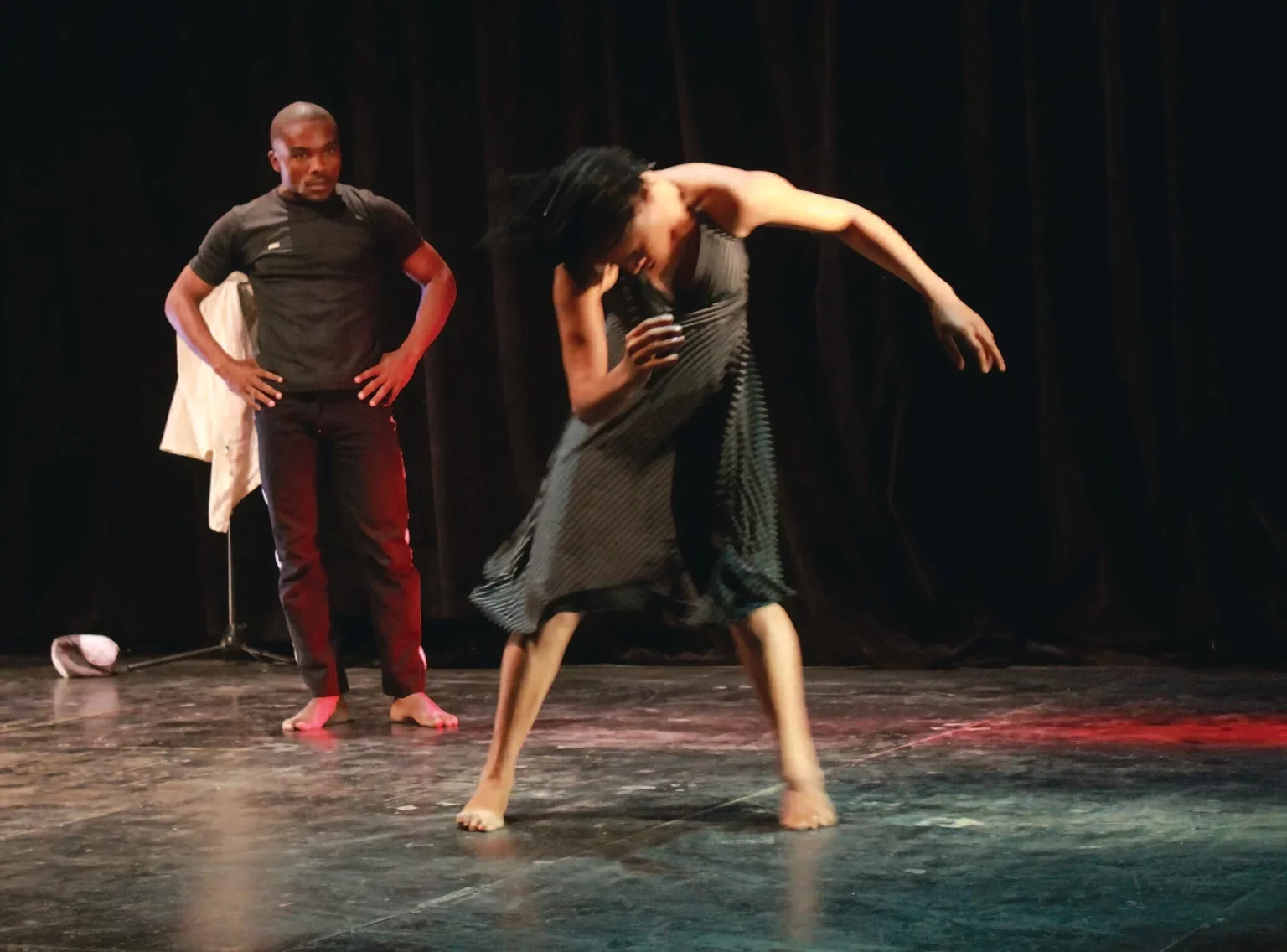 Fabrice Don de Dieu dans Kuakuakulangue, chorégraphie Fabrice Don de Dieu avec Lydie Muanji et Aniche B