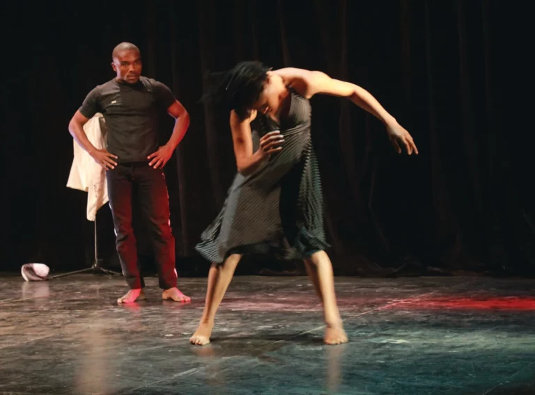 Fabrice Don de Dieu dans Kuakuakulangue, chorégraphie Fabrice Don de Dieu avec Lydie Muanji et Aniche B