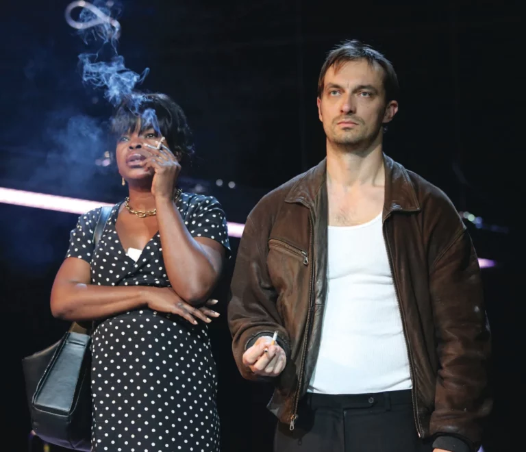Steven Scharf et Starlette Mathata dans Rosetta, Ilona, Sue de Ari Kaurismäki, Luc et Jean-Pierre Dardenne et Amos Kollek, mise en scène Sebastian Nübling, KVS, Bruxelles, 2014. Photo Ene-Liis Semper
