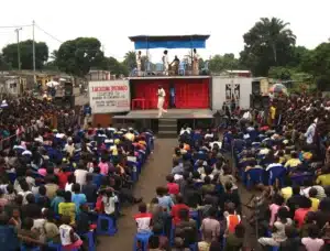 Basal’ Ya Bazoba, mise en scène Guido Kleene, co régie Toto Kisaku, Theatre Embassy / Compagnie Dakar / K-Mu theatre / Oser la Vie. Photo Guido Kleene.