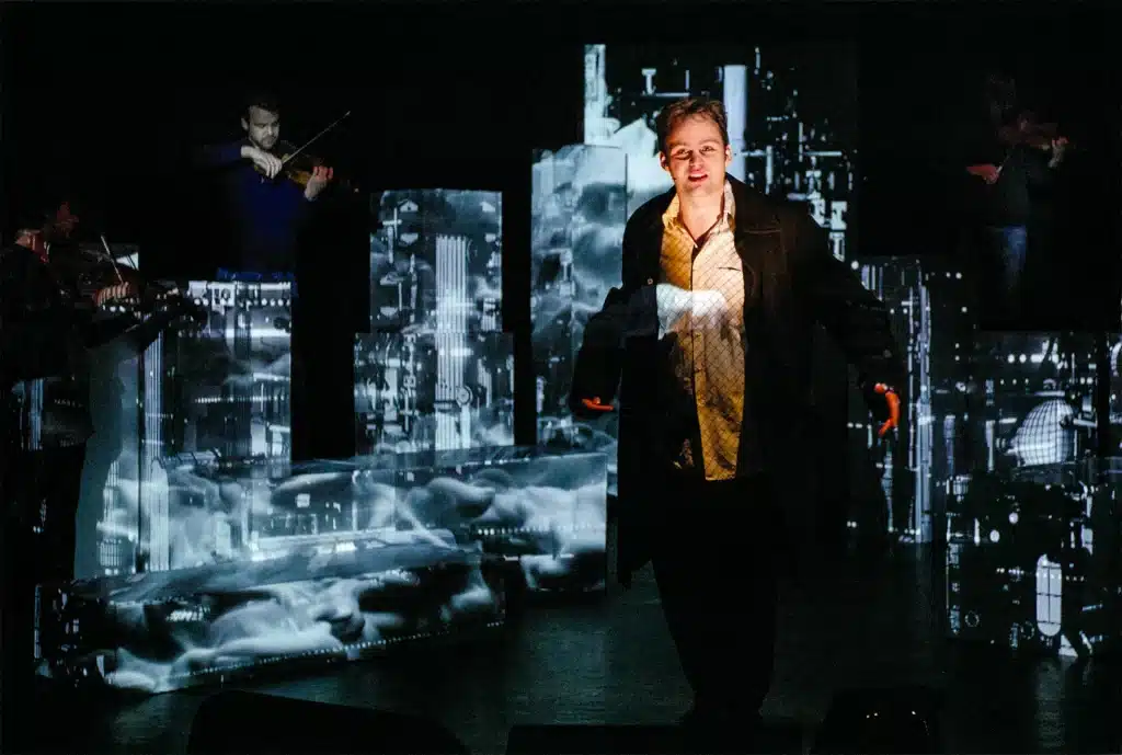 Nicolas Mispelaer dans LES VILLES TENTACULAIRES d'après Émile Verhaeren, mis en scène Jean-Michel Van den Eeyden et mise en image Dirty Monitor, 2014. Photo Leslie Artamonov.