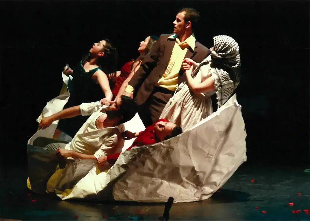 Karen Mena, Karla Huenchen, Fernando Perez, Emilio Ciriza, Felipe Lagos, Lorena Ramirez dans HISTORIA ABIERTA de Lorent Wanson, 2011. Photo José Alvear.