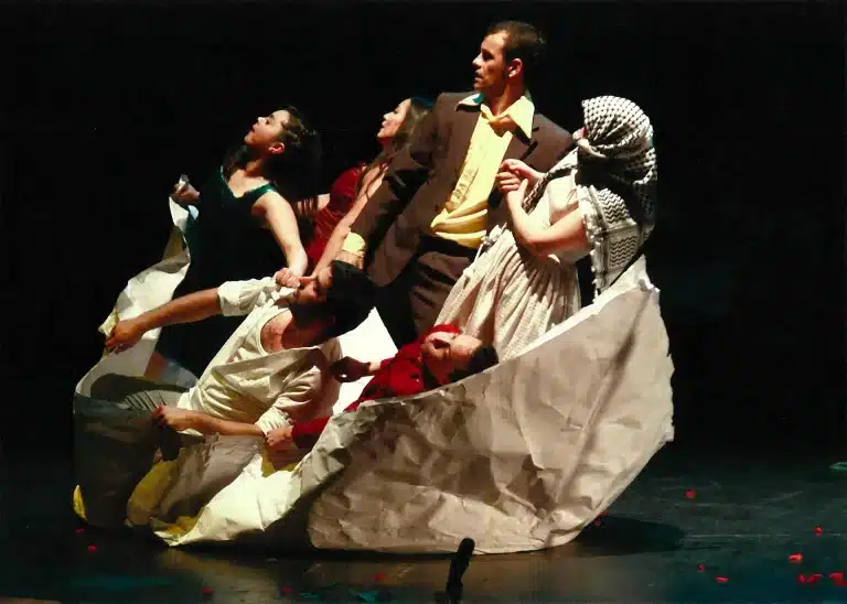 Karen Mena, Karla Huenchen, Fernando Perez, Emilio Ciriza, Felipe Lagos, Lorena Ramirez dans HISTORIA ABIERTA de Lorent Wanson, 2011. Photo José Alvear.