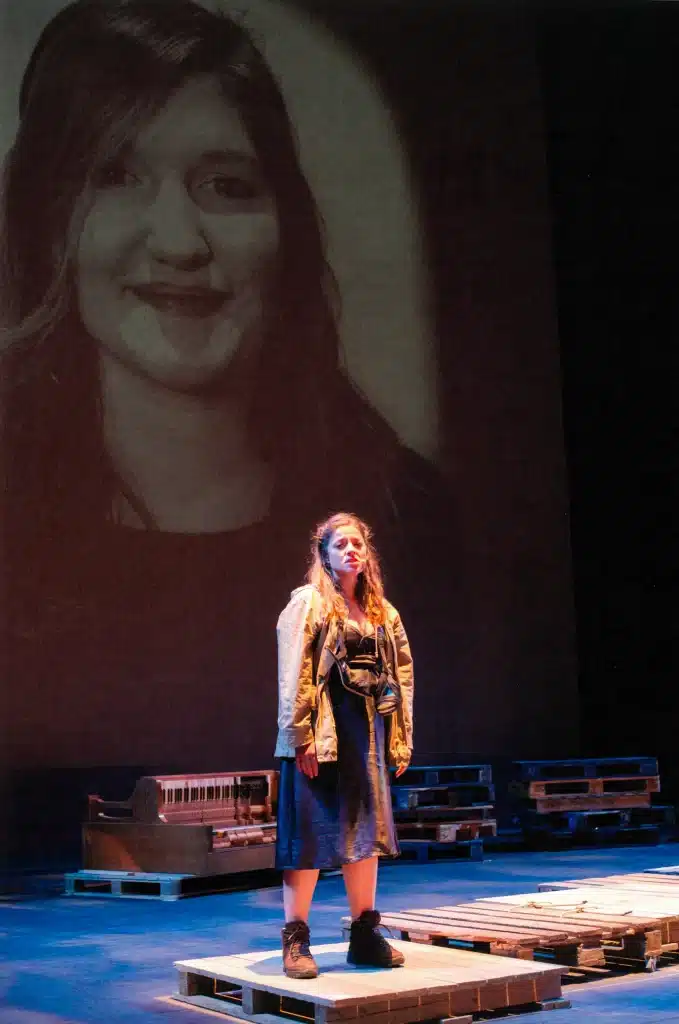 Julie Jaroszewski dans C'EST PRESQU'AU BOUT - DU MONDE, d'après la chanson YOUKALI de Kurt Weill et Roger Fernay, mise en scène Lorent Wanson, Festival au Carré 2014. Photo Francine Servranckx.