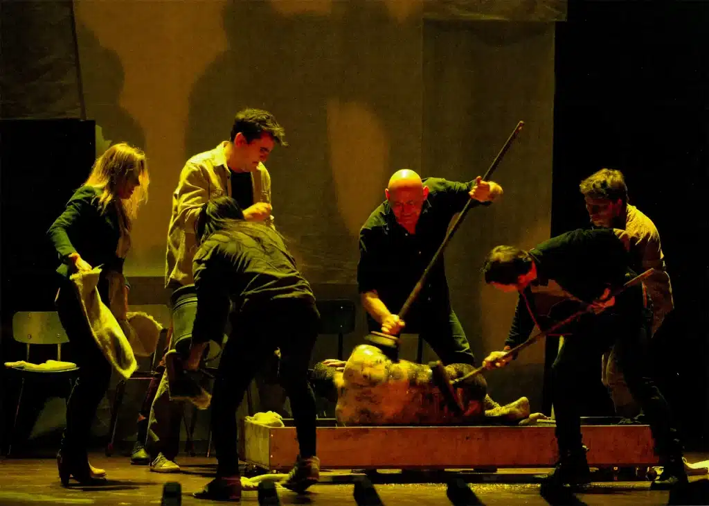 Wajdi Mouawad dans AJAX [CABARET], d'après AJAx de Sophocle, deuxième partie du volet DES HÉROS, mise en scène Wajdi Mouawad, 2014. Photo Pascal Gély.