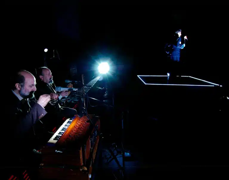 Enzo, Lorenzo Mancuso et Alessandro Renda dans RUMORE DI ACQUE de Marco Martinelli, scénographie Ermanna Montanari. Photo Luca Bolognese.