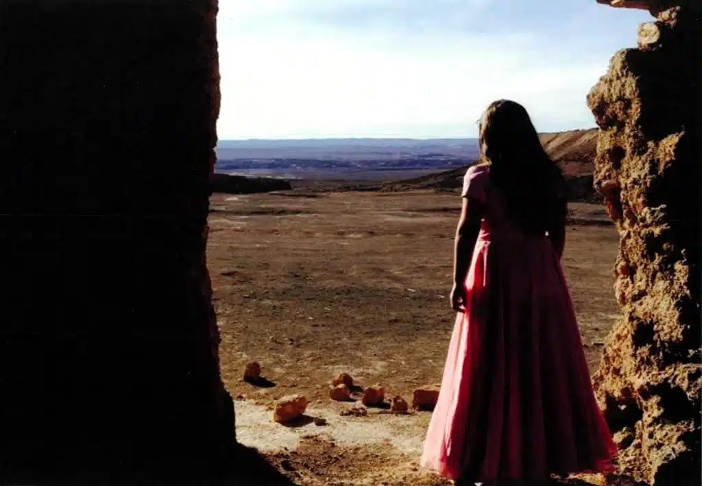 Jeune fille dans Le désert d’Atacama, Chili, janvier 2014. Photo Fabrice Murgia.
