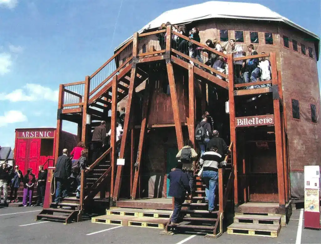 Immersion «Recevoir des spectateurs, c’est profiter d’un espace-temps durant lequel tout sera mis en œuvre pour agir sur eux par l'émotion, dramatique ou comique. La tour élisabéthaine de MACBETH participait à l'immersion immédiate du public dans un univers artistique singulier. » Maggy Jacot. Photo Mireille Bailly.