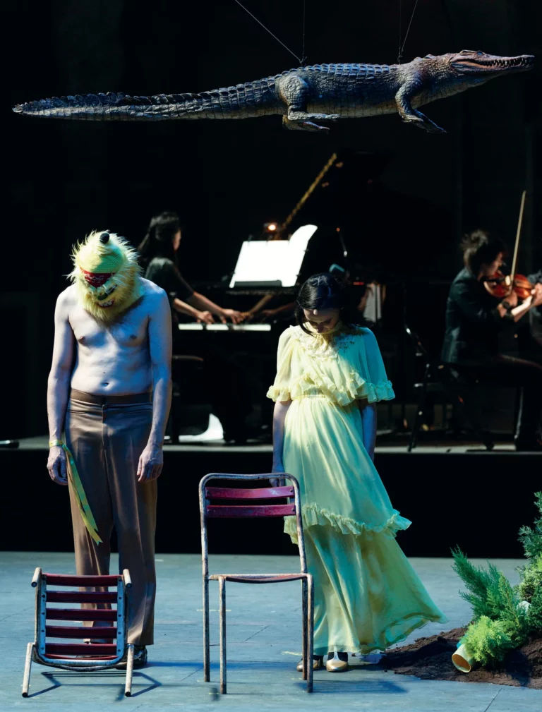 Sindo Puche et Angelica Liddell dans Todo el Cielo sobre la tierra – El sindrome de Wendy d’Angelica Liddell, Atra Billis Teatro, Festival d’Avignon, 2013. Photo Christophe Raynaud de Lage.