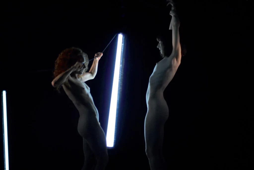 Camille Mutel et Alessandra Cristiani dans Soror, chorégraphie Camille Mutel. Photo Anne Violaine Tisserand.