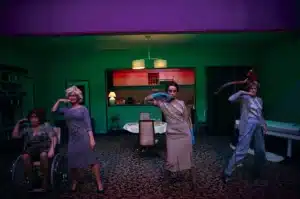 Zoé Kovacs, Lara Persain, Anne-Cécile Vandalem et Brigitte Dedry dans (Self) Service d’Anne-Cécile Vandalem, Das Fräulein (Kompanie), Théâtre de Vidy-Lausanne, 2009. Photo Mario del Curto.