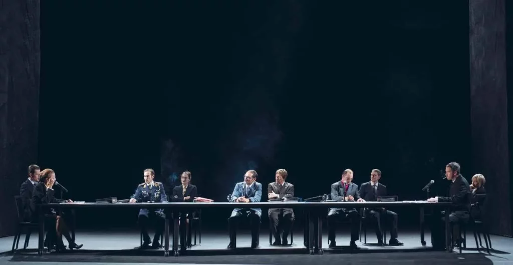 Simon Verjans, Agnès Berthon, Éric Feldman, Ruth Olaizola, Yannick Choirat, Gérard Potier, Philippe Frécon, Bogdan Zamfir, Anthony Moreau et Saadia Bentaïeb dans Ça ira (1) Fin de Louis. Photo Elizabeth Carecchio.