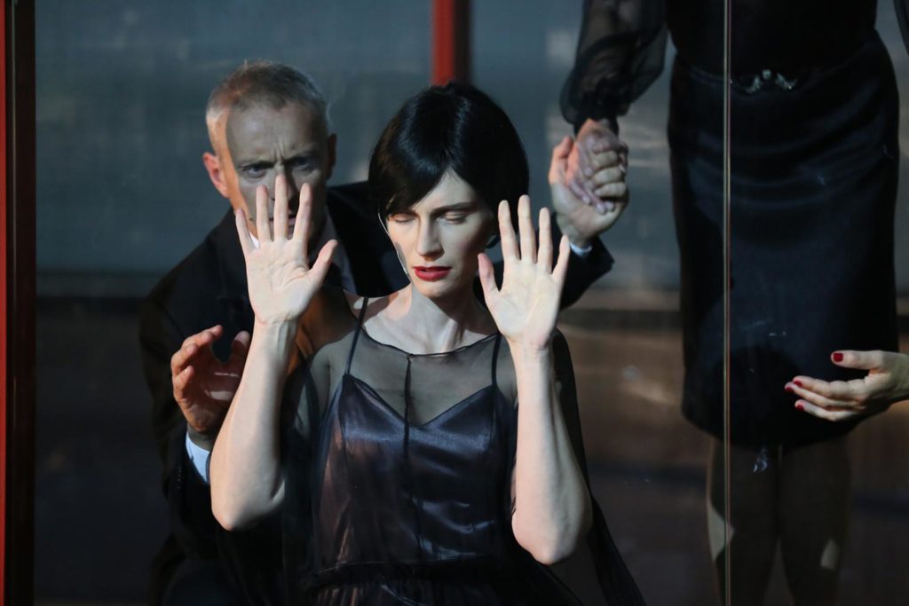 "Les Français", mise en scène Krzysztof Wrlikowski. Photo © Tal Bitton.