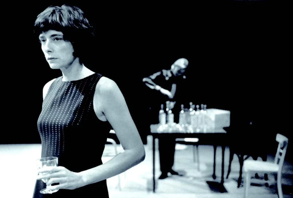 Dominique Roodthooft et Nathalie Cornet dans Est d’Eugène Savitzkaya, 2000. Photo Herman Sorgeloos. 