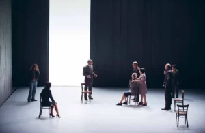 Ruth Olaizola, Marie Piemontese, David Sighicelli, Agnès Berthon, Saadia Bentaïeb, Lionel Codino, Angelo Dello Spedale et Murielle Martinelli dans Les Marchands, création TNS (Strasbourg), 2006. Photo Elizabeth Carecchio.
