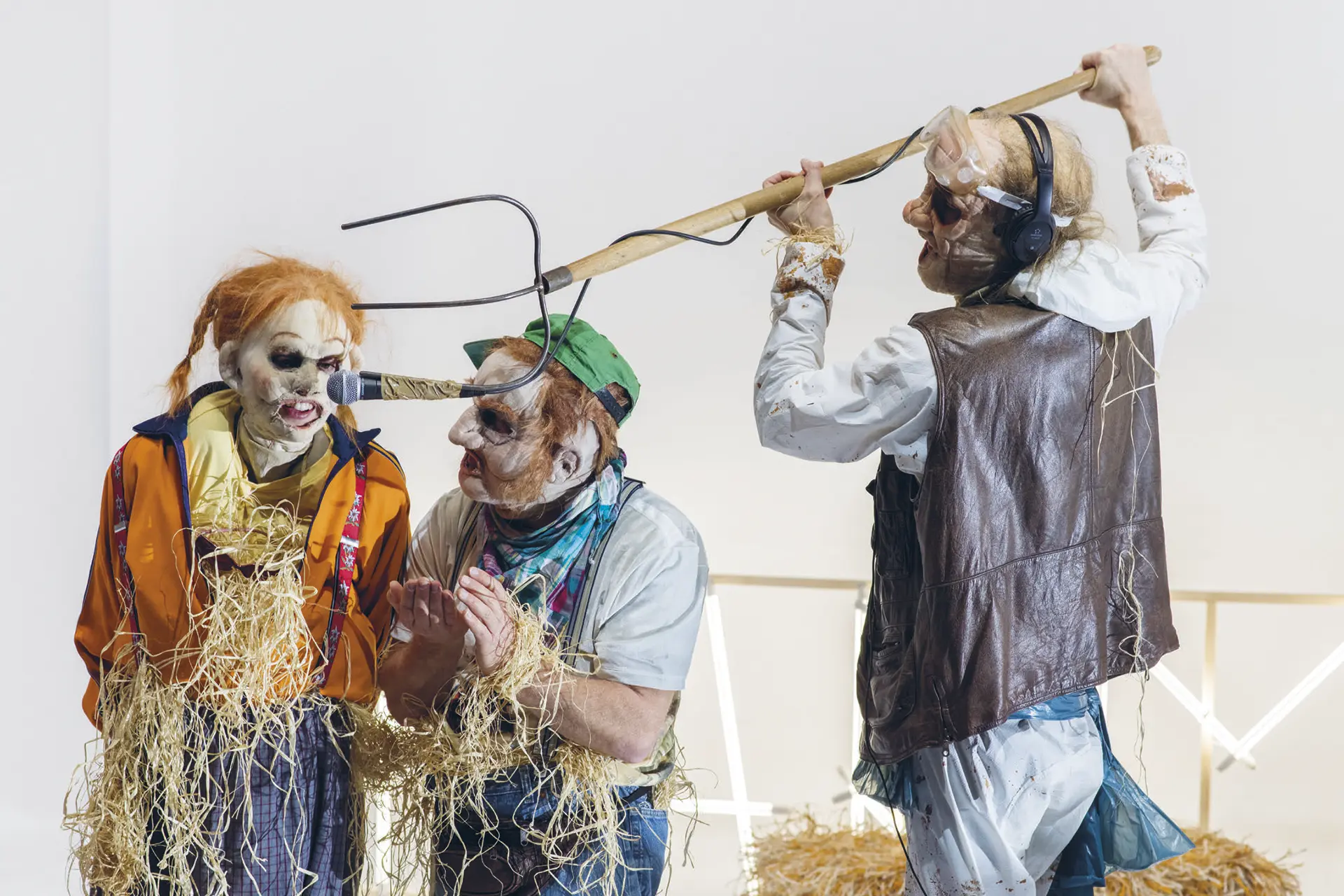 Farm Fatale, conception, scénographie et mise en scène Philippe Quesne, avec (de gauche à droite) Julia Riedler, Stefan Merki et Gaëtan Vourc’h, Münchner Kammerspiele (Munich), 2019. Photo Martin Argyroglo.