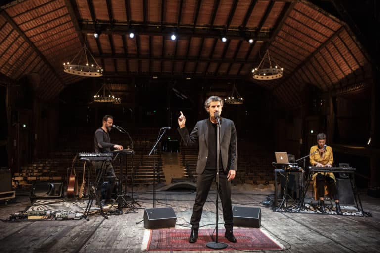 Simon Delétang dans Notre besoin de consolation est impossible à rassasier, création 2020, texte Stig Dagerman, conception et interprétation Simon Delétang, création musicale et interprétation Fergessen (Michaëla Chariau et David Mignonneau), Théâtre du Peuple, Bussang. Photo de Jean-Louis Fernandez.