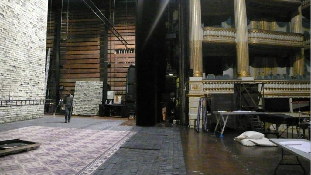 Montage du décor des Dialogues des carmélites de Poulenc, mise en scène Mireille Delunsch, scénographie Rudy Sabounghi, Opéra de Bordeaux, 2013. Photo Thibault Sinay